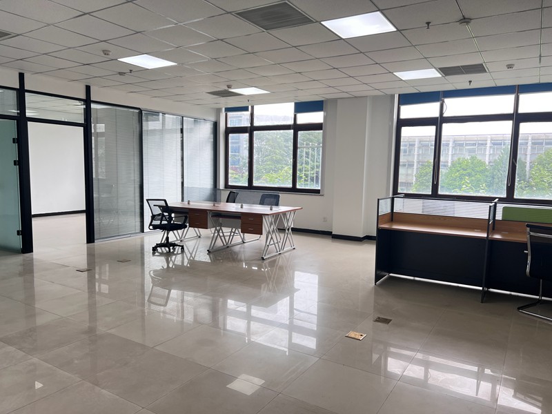 美东产业园168平出租 配齐家具 临同仁医院